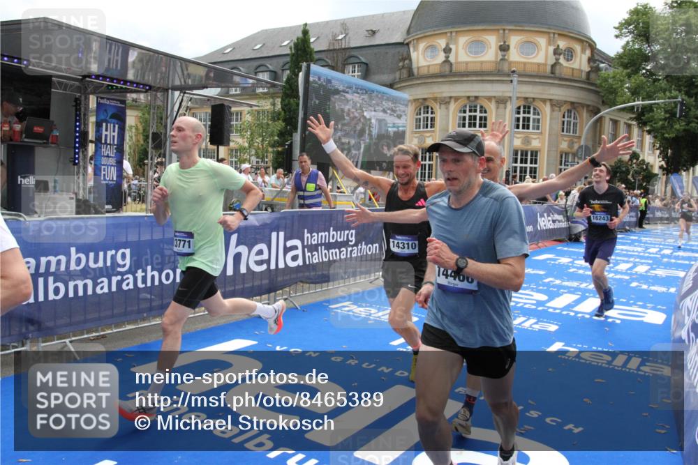 29.06.2025 - hella hamburg halbmarathon Michael Strokosch http://msf.ph/oto/8465389 29.06.2025 10:33:54 Ziel 1743, 2228, 2243, 2746, 10865, 13771, 14310, 14466, 15500, 16243 meine-sportfotos.de