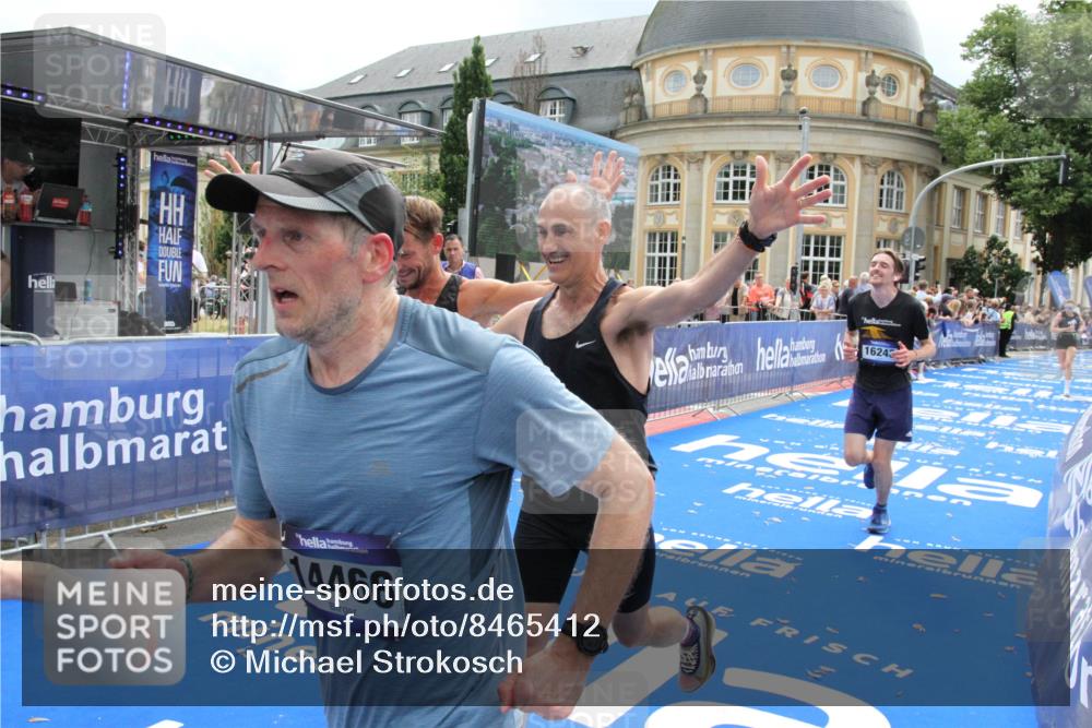 29.06.2025 - hella hamburg halbmarathon Michael Strokosch http://msf.ph/oto/8465412 29.06.2025 10:33:54 Ziel 1743, 2228, 2243, 2746, 10865, 13771, 14310, 14466, 15500, 16243 meine-sportfotos.de