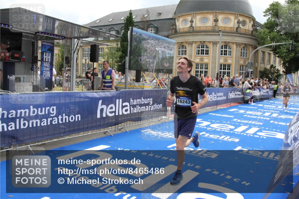 29.06.2025 - hella hamburg halbmarathon Michael Strokosch http://msf.ph/oto/8465486 29.06.2025 10:33:55 Ziel 1743, 2228, 2243, 10865, 13771, 14310, 14466, 15500, 16243 meine-sportfotos.de