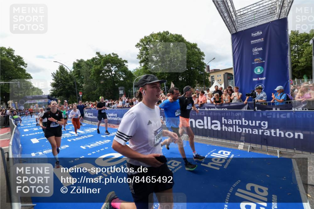 29.06.2025 - hella hamburg halbmarathon Zöllner http://msf.ph/oto/8465492 29.06.2025 11:25:32 Ziel 4113, 4793, 5035, 5041, 6676, 9642, 13206, 14055, 15608, 16487, 17027, 17052, 18698, 19180 meine-sportfotos.de
