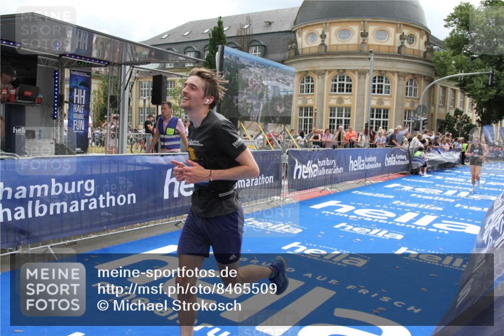 29.06.2025 - hella hamburg halbmarathon Michael Strokosch http://msf.ph/oto/8465509 29.06.2025 10:33:55 Ziel 1743, 2228, 2243, 10865, 13771, 14310, 14466, 15500, 16243 meine-sportfotos.de