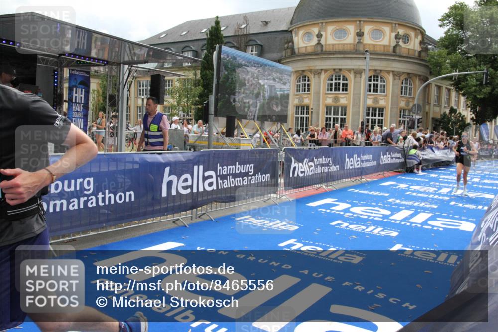 29.06.2025 - hella hamburg halbmarathon Michael Strokosch http://msf.ph/oto/8465556 29.06.2025 10:33:56 Ziel 1743, 2243, 10865, 13771, 14310, 14466, 15500, 16243 meine-sportfotos.de