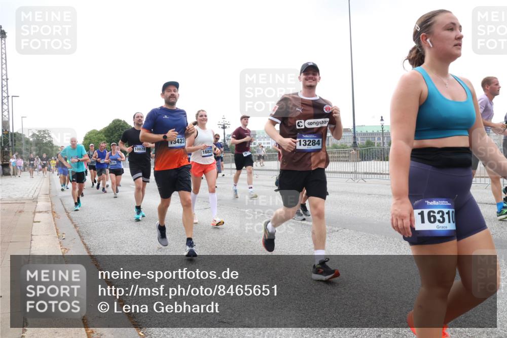 29.06.2025 - hella hamburg halbmarathon Lena Gebhardt http://msf.ph/oto/8465651 29.06.2025 10:32:27 Lombardsbrücke 8175, 10828, 3423, 16821, 13284, 16310, 1199, 1311, 1640, 1987, 2059, 2349, 2943, 3022, 3365, 3653, 3660, 3670, 3707, 3778, 3822, 4314, 4365, 4446, 4605, 4857, 4924, 5496, 5601, 5658, 5743, 5783, 5871, 5941, 6218, 6228, 6252, 6312, 6315, 7135, 7239, 7295, 7308, 7309, 7344, 7468, 7531, 7535, 7570, 7633, 7695, 7702, 7749, 7750, 7789, 8124, 8127, 8175, 8303, 8538, 8625, 8787, 8840, 8914, 8993, 9010, 9125, 9188, 9206, 10002, 10013, 10048, 10277 meine-sportfotos.de