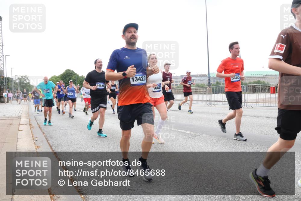 29.06.2025 - hella hamburg halbmarathon Lena Gebhardt http://msf.ph/oto/8465688 29.06.2025 10:32:27 Lombardsbrücke 15987, 1415, 8175, 10828, 15147, 12864, 13423, 16821, 31, 19, 3365, 1199, 1311, 1640, 1987, 2059, 2349, 2943, 3022, 3365, 3653, 3660, 3670, 3707, 3778, 3822, 4314, 4365, 4446, 4605, 4857, 4924, 5496, 5601, 5658, 5743, 5783, 5871, 5941, 6218, 6228, 6252, 6312, 6315, 7135, 7239, 7295, 7308, 7309, 7344, 7468, 7531, 7535, 7570, 7633, 7695, 7702, 7749, 7750, 7789, 8124, 8127, 8175, 8303, 8538, 8625, 8787, 8840, 8914, 8993, 9010, 9125, 9188, 9206, 10002, 10013, 10048, 10277 meine-sportfotos.de