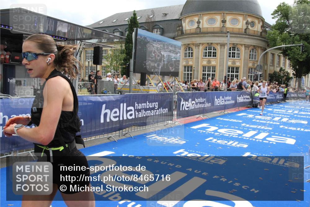 29.06.2025 - hella hamburg halbmarathon Michael Strokosch http://msf.ph/oto/8465716 29.06.2025 10:33:58 Ziel 9519, 10865, 15500 meine-sportfotos.de