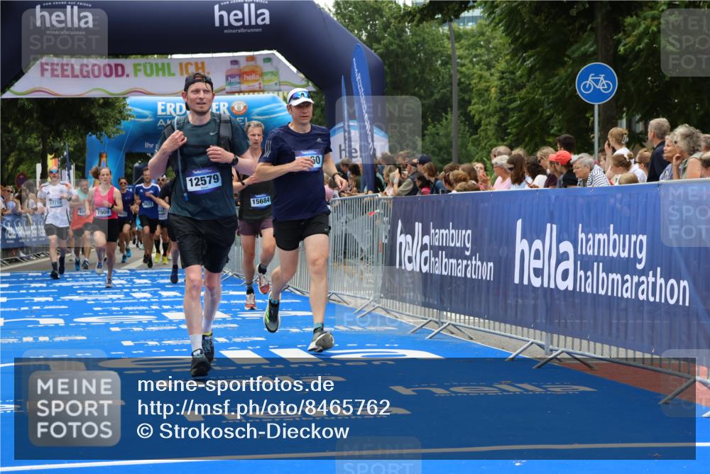 29.06.2025 - hella hamburg halbmarathon Strokosch-Dieckow http://msf.ph/oto/8465762 29.06.2025 10:47:04 Ziel 1460, 1689, 2623, 4093, 4377, 5472, 6373, 6700, 7908, 9794, 10122, 12579, 13007, 13728, 14415, 14449, 14594, 14783, 15684, 15825, 16081, 17718, 17979 meine-sportfotos.de