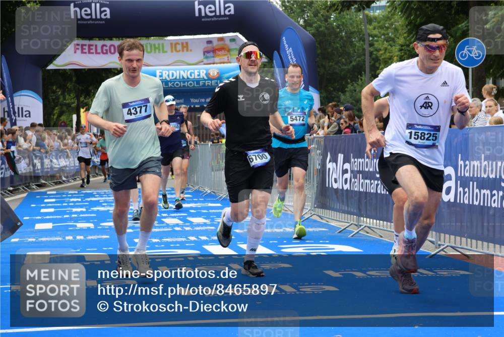 29.06.2025 - hella hamburg halbmarathon Strokosch-Dieckow http://msf.ph/oto/8465897 29.06.2025 10:47:02 Ziel 1139, 1460, 1689, 4093, 4377, 5472, 6700, 7908, 9794, 10122, 12579, 13007, 13728, 14415, 14449, 14594, 14783, 15684, 15825, 16081, 17979 meine-sportfotos.de