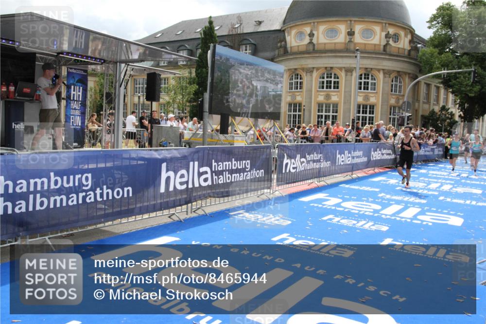 29.06.2025 - hella hamburg halbmarathon Michael Strokosch http://msf.ph/oto/8465944 29.06.2025 10:34:02 Ziel 9345, 9519, 11227, 13493, 13494, 14448, 15268, 15500, 17877 meine-sportfotos.de