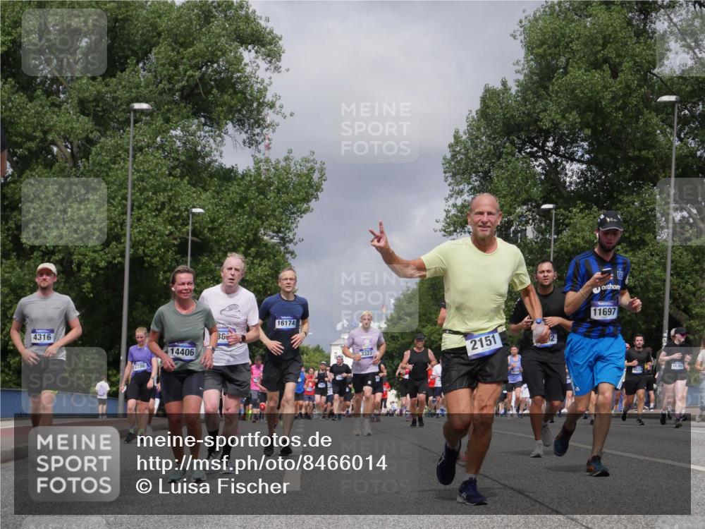 29.06.2025 - hella hamburg halbmarathon Luisa Fischer http://msf.ph/oto/8466014 29.06.2025 10:41:47 Kennedybrücke 4316, 2786, 14406, 16174, 3323, 2151, 11697, 1621, 2113, 2151, 3094, 3095, 3323, 3841, 3927, 5161, 5300, 6199, 6200, 6751, 7118, 7119, 7165, 7692, 7849, 7914, 8583, 9689, 9699, 10584 meine-sportfotos.de