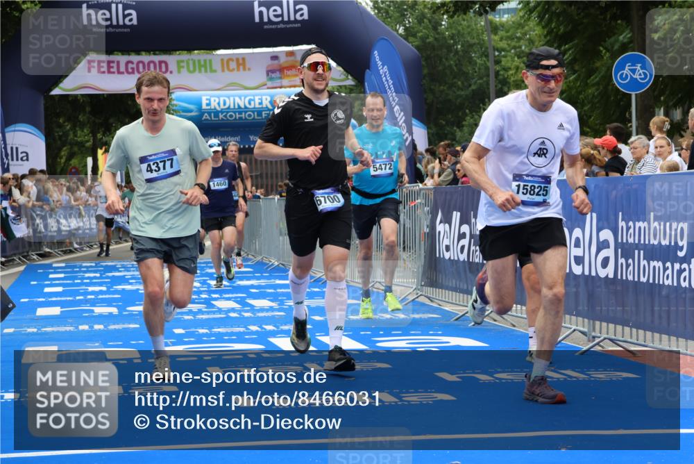 29.06.2025 - hella hamburg halbmarathon Strokosch-Dieckow http://msf.ph/oto/8466031 29.06.2025 10:47:02 Ziel 1139, 1460, 1689, 4093, 4377, 5472, 6700, 7908, 9794, 10122, 12579, 13007, 13728, 14415, 14449, 14594, 14783, 15684, 15825, 16081, 17979 meine-sportfotos.de