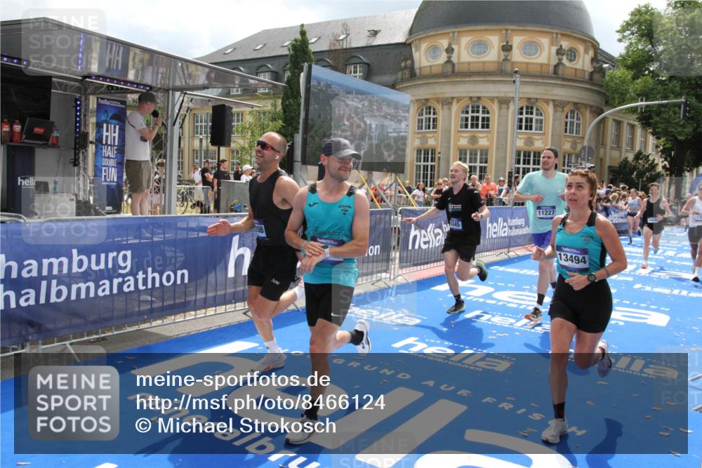 29.06.2025 - hella hamburg halbmarathon Michael Strokosch http://msf.ph/oto/8466124 29.06.2025 10:34:06 Ziel 9345, 9519, 11019, 11202, 11227, 13066, 13493, 13494, 14448, 15268, 16724, 17877 meine-sportfotos.de
