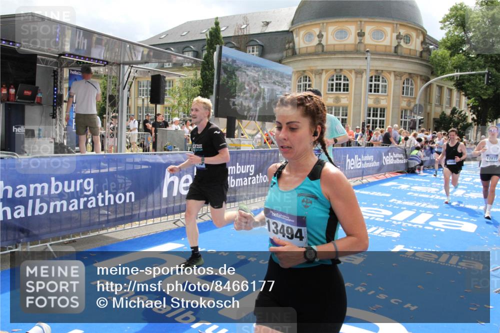 29.06.2025 - hella hamburg halbmarathon Michael Strokosch http://msf.ph/oto/8466177 29.06.2025 10:34:07 Ziel 9345, 9376, 9519, 11019, 11202, 11227, 13066, 13493, 13494, 14448, 15268, 16724, 17751, 17877 meine-sportfotos.de