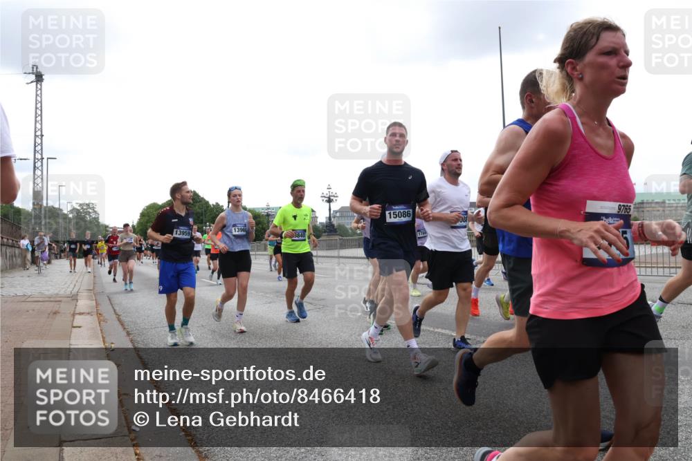 29.06.2025 - hella hamburg halbmarathon Lena Gebhardt http://msf.ph/oto/8466418 29.06.2025 10:32:32 Lombardsbrücke 13960, 13959, 3840, 15086, 1788, 9765, 1199, 1237, 1311, 1640, 1987, 2059, 2349, 2943, 3022, 3365, 3653, 3660, 3670, 3707, 3753, 3778, 3822, 4314, 4365, 4446, 4605, 4857, 4924, 5496, 5658, 5743, 5783, 5871, 5941, 6218, 6228, 6252, 6312, 6315, 7135, 7239, 7308, 7309, 7387, 7468, 7531, 7535, 7570, 7633, 7702, 7749, 7750, 7789, 8124, 8127, 8175, 8303, 8625, 8787, 8840, 8914, 8993, 9010, 9125, 9188, 9206, 10002, 10013, 10048, 10277 meine-sportfotos.de