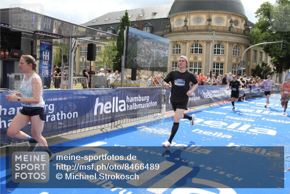 29.06.2025 - hella hamburg halbmarathon Michael Strokosch http://msf.ph/oto/8466489 29.06.2025 10:34:11 Ziel 7884, 9376, 11019, 11202, 13066, 14448, 16724, 17751 meine-sportfotos.de