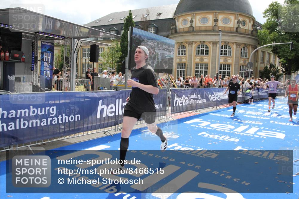 29.06.2025 - hella hamburg halbmarathon Michael Strokosch http://msf.ph/oto/8466515 29.06.2025 10:34:12 Ziel 7884, 7901, 9376, 11019, 11202, 13066, 16724, 17751, 18906 meine-sportfotos.de