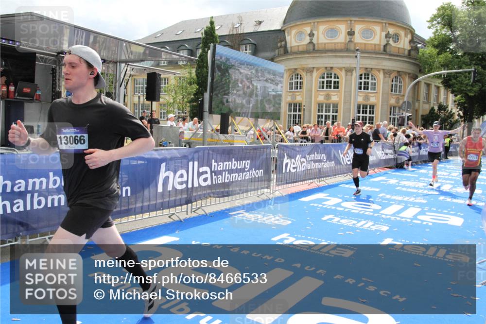 29.06.2025 - hella hamburg halbmarathon Michael Strokosch http://msf.ph/oto/8466533 29.06.2025 10:34:12 Ziel 7884, 7901, 9376, 11019, 11202, 13066, 16724, 17751, 18906 meine-sportfotos.de