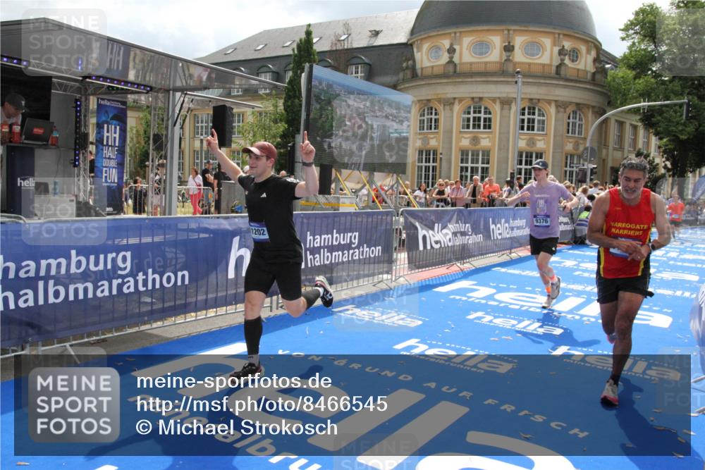 29.06.2025 - hella hamburg halbmarathon Michael Strokosch http://msf.ph/oto/8466545 29.06.2025 10:34:13 Ziel 7884, 7901, 9376, 11202, 13066, 16724, 17751, 18906 meine-sportfotos.de