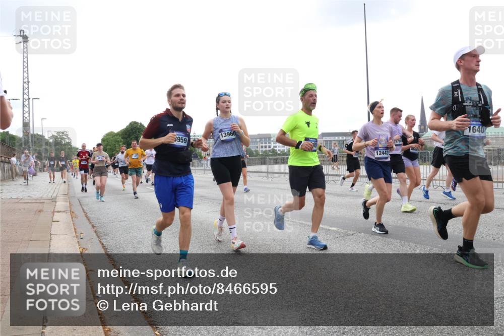 29.06.2025 - hella hamburg halbmarathon Lena Gebhardt http://msf.ph/oto/8466595 29.06.2025 10:32:33 Lombardsbrücke 622, 11972, 8959, 13960, 12443, 1788, 862, 0, 1640, 1199, 1237, 1640, 1987, 2059, 2349, 2943, 3022, 3365, 3422, 3653, 3660, 3670, 3707, 3753, 3778, 3822, 4314, 4365, 4446, 4605, 4857, 4924, 5496, 5658, 5743, 5783, 5871, 5941, 6218, 6228, 6252, 6312, 6315, 7135, 7239, 7308, 7309, 7387, 7468, 7531, 7535, 7570, 7633, 7702, 7749, 7750, 8124, 8127, 8175, 8303, 8625, 8787, 8840, 8914, 8993, 9010, 9125, 9188, 9206, 10002, 10013, 10048, 10277 meine-sportfotos.de