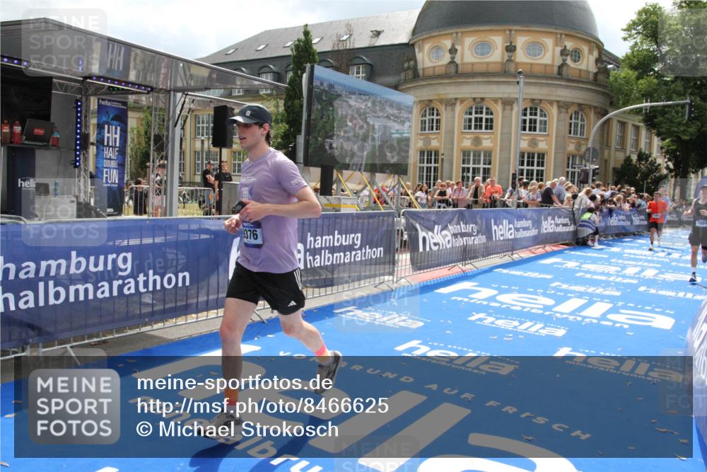 29.06.2025 - hella hamburg halbmarathon Michael Strokosch http://msf.ph/oto/8466625 29.06.2025 10:34:14 Ziel 7884, 7901, 9376, 11202, 13066, 17751, 18906 meine-sportfotos.de