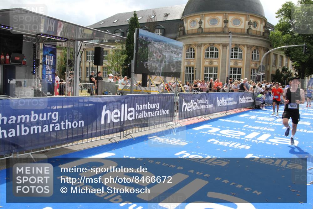 29.06.2025 - hella hamburg halbmarathon Michael Strokosch http://msf.ph/oto/8466672 29.06.2025 10:34:16 Ziel 1080, 3005, 7884, 7901, 9376, 17751, 18906 meine-sportfotos.de