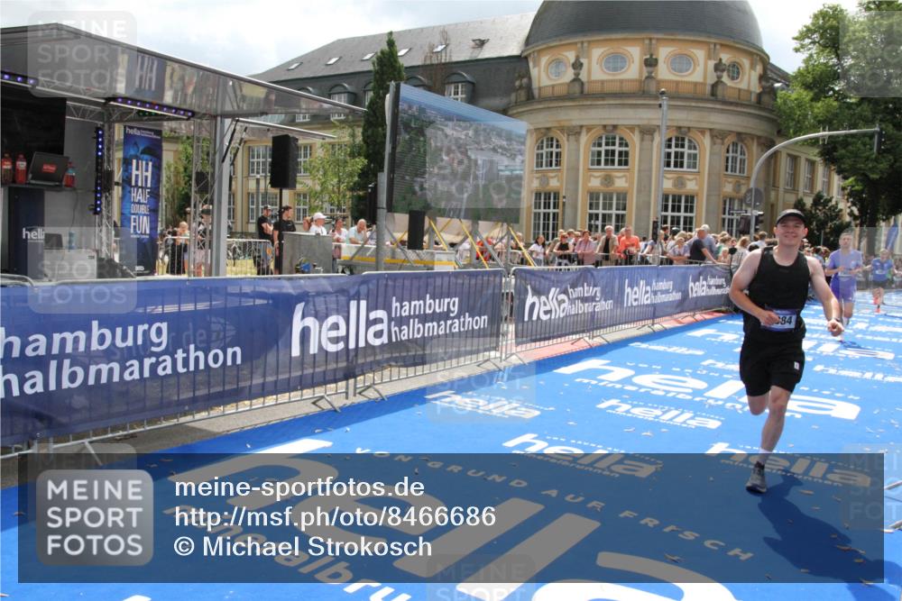 29.06.2025 - hella hamburg halbmarathon Michael Strokosch http://msf.ph/oto/8466686 29.06.2025 10:34:16 Ziel 1080, 3005, 7884, 7901, 9376, 17751, 18906 meine-sportfotos.de