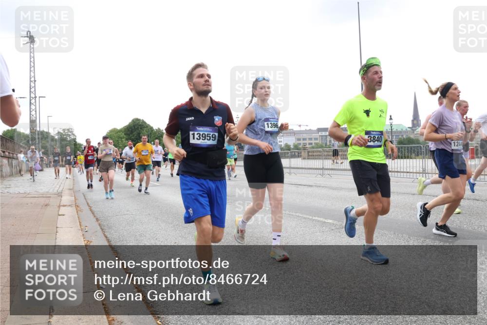 29.06.2025 - hella hamburg halbmarathon Lena Gebhardt http://msf.ph/oto/8466724 29.06.2025 10:32:33 Lombardsbrücke 11972, 13959, 1396, 3840, 1244, 1199, 1237, 1640, 1987, 2059, 2349, 2943, 3022, 3365, 3422, 3653, 3660, 3670, 3707, 3753, 3778, 3822, 4314, 4365, 4446, 4605, 4857, 4924, 5496, 5658, 5743, 5783, 5871, 5941, 6218, 6228, 6252, 6312, 6315, 7135, 7239, 7308, 7309, 7387, 7468, 7531, 7535, 7570, 7633, 7702, 7749, 7750, 8124, 8127, 8175, 8303, 8625, 8787, 8840, 8914, 8993, 9010, 9125, 9188, 9206, 10002, 10013, 10048, 10277 meine-sportfotos.de