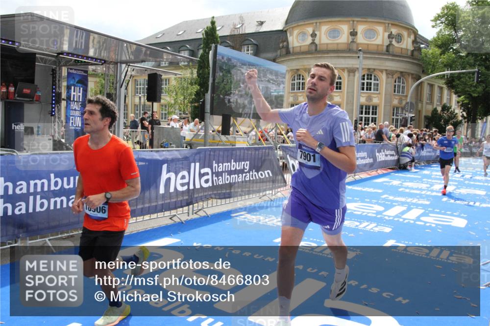 29.06.2025 - hella hamburg halbmarathon Michael Strokosch http://msf.ph/oto/8466803 29.06.2025 10:34:19 Ziel 1080, 3005, 7884, 7901, 14784, 18906 meine-sportfotos.de