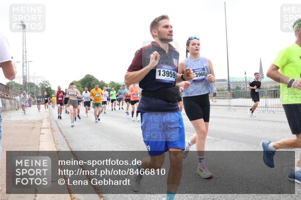 29.06.2025 - hella hamburg halbmarathon Lena Gebhardt http://msf.ph/oto/8466810 29.06.2025 10:32:34 Lombardsbrücke 1194, 11972, 13335, 13959, 3960, 19, 1199, 1237, 1640, 1987, 2059, 2349, 2943, 3022, 3365, 3422, 3653, 3660, 3670, 3707, 3753, 3778, 3822, 4314, 4365, 4446, 4605, 4857, 4924, 5496, 5658, 5743, 5783, 5871, 5941, 6218, 6228, 6252, 6312, 6315, 7135, 7239, 7308, 7309, 7387, 7468, 7531, 7535, 7570, 7633, 7702, 7749, 7750, 8124, 8127, 8175, 8303, 8625, 8787, 8840, 8914, 8993, 9010, 9125, 9188, 9206, 10002, 10013, 10048, 10277 meine-sportfotos.de