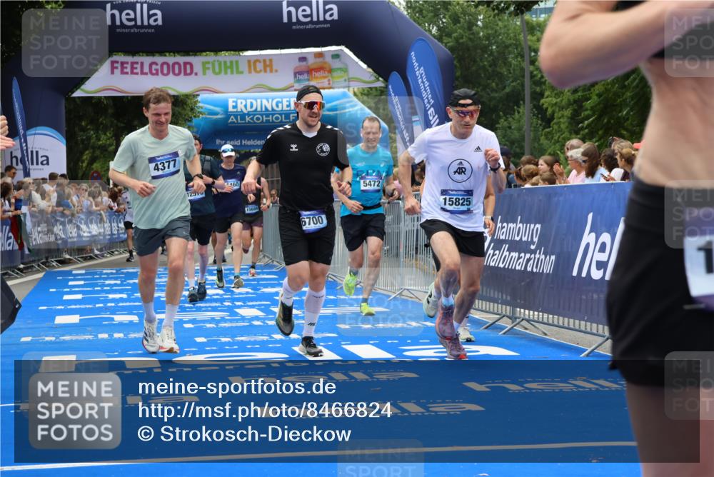 29.06.2025 - hella hamburg halbmarathon Strokosch-Dieckow http://msf.ph/oto/8466824 29.06.2025 10:47:01 Ziel 1139, 1460, 1689, 4093, 4377, 5472, 6700, 7908, 9794, 10122, 12579, 13728, 14385, 14415, 14449, 14594, 14783, 15684, 15825, 16081, 17979 meine-sportfotos.de