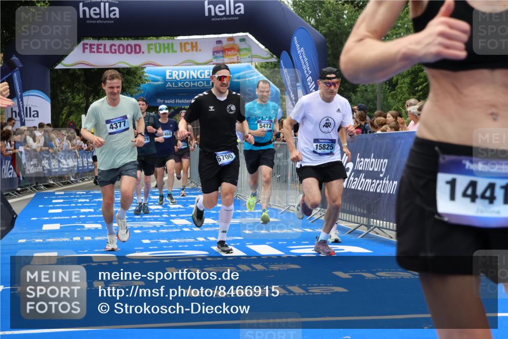 29.06.2025 - hella hamburg halbmarathon Strokosch-Dieckow http://msf.ph/oto/8466915 29.06.2025 10:47:01 Ziel 1139, 1460, 1689, 4093, 4377, 5472, 6700, 7908, 9794, 10122, 12579, 13728, 14385, 14415, 14449, 14594, 14783, 15684, 15825, 16081, 17979 meine-sportfotos.de