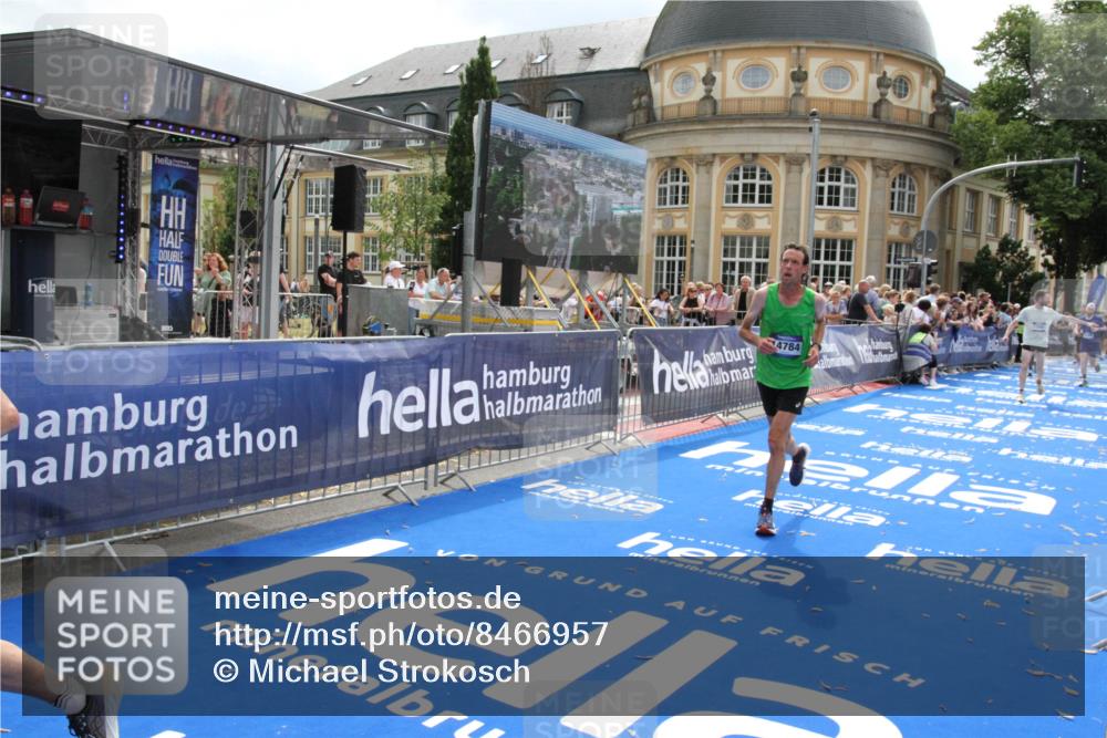 29.06.2025 - hella hamburg halbmarathon Michael Strokosch http://msf.ph/oto/8466957 29.06.2025 10:34:23 Ziel 1002, 1080, 3005, 5550, 14784, 16417 meine-sportfotos.de