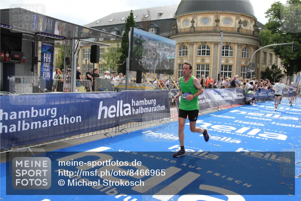 29.06.2025 - hella hamburg halbmarathon Michael Strokosch http://msf.ph/oto/8466965 29.06.2025 10:34:23 Ziel 1002, 1080, 3005, 5550, 14784, 16417 meine-sportfotos.de
