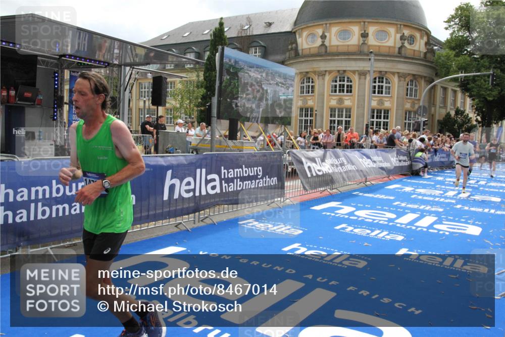 29.06.2025 - hella hamburg halbmarathon Michael Strokosch http://msf.ph/oto/8467014 29.06.2025 10:34:24 Ziel 1002, 1080, 3005, 5550, 9686, 14784, 16417 meine-sportfotos.de