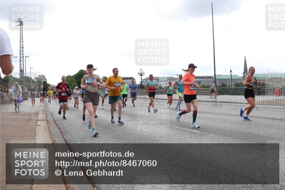 29.06.2025 - hella hamburg halbmarathon Lena Gebhardt http://msf.ph/oto/8467060 29.06.2025 10:32:35 Lombardsbrücke 1199, 1237, 1640, 1987, 2059, 2349, 2943, 3022, 3365, 3422, 3653, 3660, 3670, 3707, 3753, 3778, 3822, 4314, 4365, 4446, 4605, 4857, 4924, 5496, 5658, 5743, 5783, 5871, 5941, 6218, 6228, 6252, 6312, 6315, 7135, 7239, 7308, 7309, 7387, 7468, 7531, 7535, 7633, 7702, 7749, 7750, 8124, 8127, 8175, 8303, 8625, 8787, 8840, 8914, 8993, 9010, 9125, 9188, 9206, 10002, 10013, 10048, 10277 meine-sportfotos.de