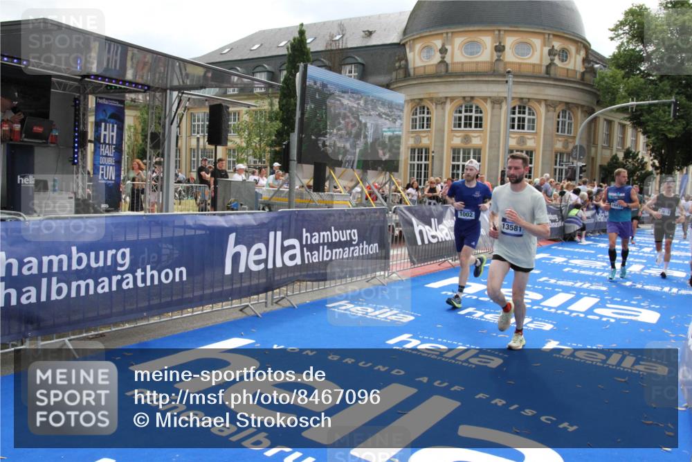 29.06.2025 - hella hamburg halbmarathon Michael Strokosch http://msf.ph/oto/8467096 29.06.2025 10:34:26 Ziel 1002, 5550, 9686, 14784, 16417, 18099 meine-sportfotos.de