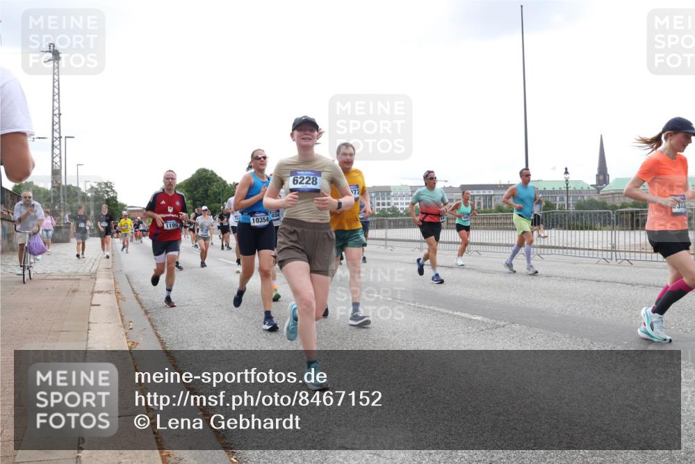 29.06.2025 - hella hamburg halbmarathon Lena Gebhardt http://msf.ph/oto/8467152 29.06.2025 10:32:36 Lombardsbrücke 034, 16, 10354, 6228, 172, 1199, 1237, 1640, 1987, 2059, 2276, 2349, 2943, 3022, 3365, 3422, 3653, 3660, 3670, 3707, 3753, 3778, 3822, 4314, 4365, 4446, 4605, 4857, 4924, 5496, 5658, 5743, 5783, 5871, 5941, 6040, 6218, 6228, 6252, 6312, 6315, 7239, 7308, 7309, 7387, 7468, 7531, 7535, 7633, 7702, 7749, 7750, 8124, 8127, 8175, 8303, 8625, 8787, 8839, 8840, 8914, 8993, 9010, 9034, 9125, 9188, 9206, 10002, 10013, 10048, 10277 meine-sportfotos.de