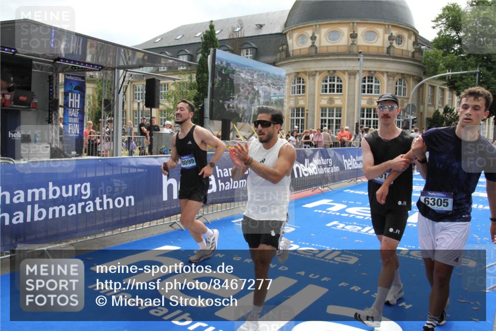 29.06.2025 - hella hamburg halbmarathon Michael Strokosch http://msf.ph/oto/8467277 29.06.2025 10:34:32 Ziel 1644, 5550, 6305, 7534, 9686, 11230, 13618, 18099 meine-sportfotos.de