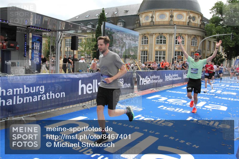 29.06.2025 - hella hamburg halbmarathon Michael Strokosch http://msf.ph/oto/8467401 29.06.2025 10:34:39 Ziel 1644, 6169, 6878, 7534, 11230, 11661, 15887, 16148, 18026 meine-sportfotos.de