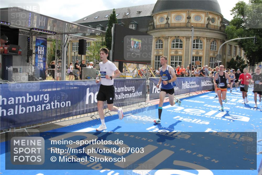 29.06.2025 - hella hamburg halbmarathon Michael Strokosch http://msf.ph/oto/8467603 29.06.2025 10:34:43 Ziel 5152, 5554, 6169, 6878, 8395, 12369, 14289, 14549, 14603, 15887, 16148, 17014, 18026 meine-sportfotos.de