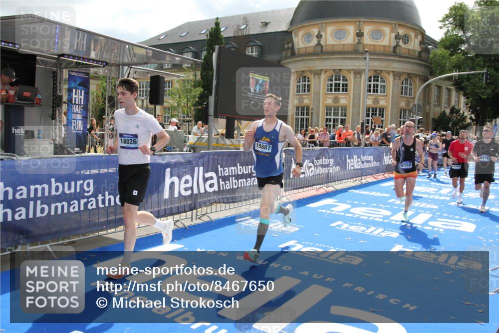 29.06.2025 - hella hamburg halbmarathon Michael Strokosch http://msf.ph/oto/8467650 29.06.2025 10:34:44 Ziel 5048, 5152, 5554, 6169, 6878, 8395, 12369, 14289, 14549, 14603, 15887, 16148, 17014, 18026 meine-sportfotos.de