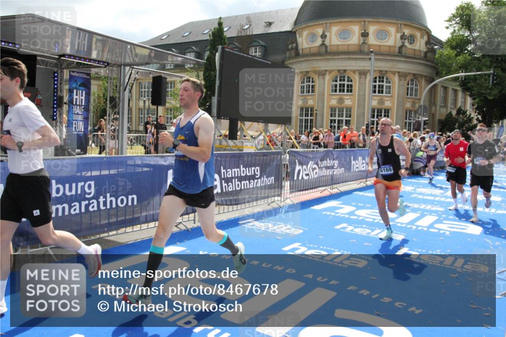 29.06.2025 - hella hamburg halbmarathon Michael Strokosch http://msf.ph/oto/8467678 29.06.2025 10:34:44 Ziel 5048, 5152, 5554, 6169, 6878, 8395, 12369, 14289, 14549, 14603, 15887, 16148, 17014, 18026 meine-sportfotos.de