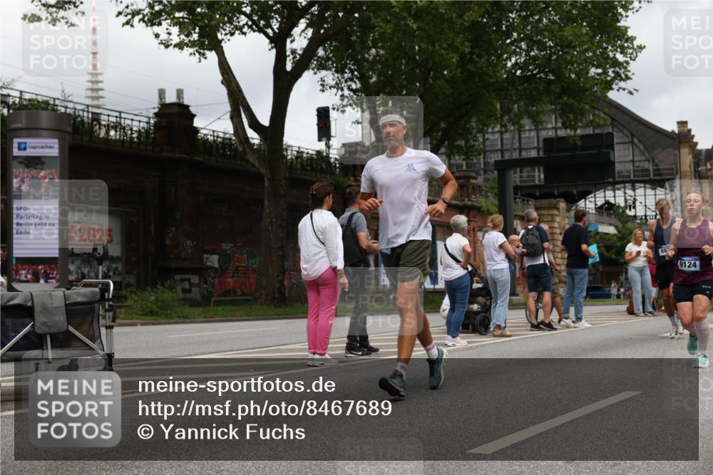 29.06.2025 - hella hamburg halbmarathon Yannick Fuchs http://msf.ph/oto/8467689 29.06.2025 10:57:25 20KM 1184, 1316, 1722, 1724, 1940, 1992, 2424, 3360, 4370, 4665, 5305, 5511, 5734, 6631, 7243, 7333, 8469, 8478, 8822, 9124, 9439, 9681, 9899, 10128, 10766, 10866, 11402, 11527, 12316, 12513, 13528, 13551, 14313, 15137, 15516, 15550, 16371, 16426, 16478, 16639, 16872, 17071, 17757, 17890, 17894, 18028, 18122, 18355, 18359, 18452 meine-sportfotos.de