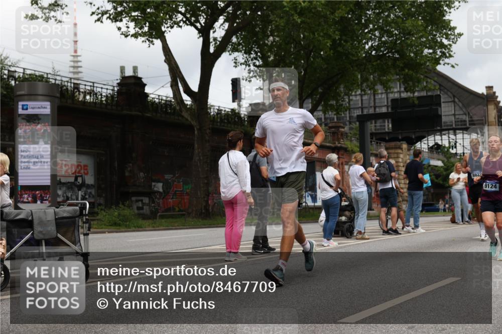 29.06.2025 - hella hamburg halbmarathon Yannick Fuchs http://msf.ph/oto/8467709 29.06.2025 10:57:25 20KM 1184, 1316, 1722, 1724, 1940, 1992, 2424, 3360, 4370, 4665, 5305, 5511, 5734, 6631, 7243, 7333, 8469, 8478, 8822, 9124, 9439, 9681, 9899, 10128, 10766, 10866, 11402, 11527, 12316, 12513, 13528, 13551, 14313, 15137, 15516, 15550, 16371, 16426, 16478, 16639, 16872, 17071, 17757, 17890, 17894, 18028, 18122, 18355, 18359, 18452 meine-sportfotos.de