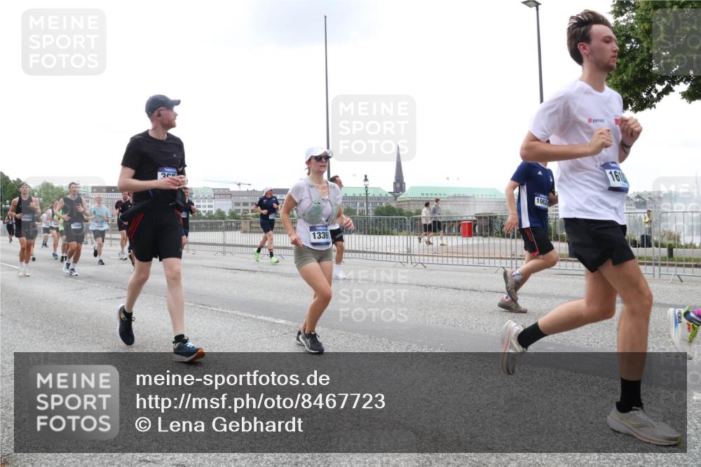 29.06.2025 - hella hamburg halbmarathon Lena Gebhardt http://msf.ph/oto/8467723 29.06.2025 10:32:40 Lombardsbrücke 1339, 10624, 1618, 1078, 1199, 1237, 1640, 1732, 1987, 2059, 2276, 2349, 2943, 3022, 3365, 3422, 3653, 3660, 3670, 3707, 3708, 3753, 3778, 4365, 4446, 4555, 4605, 4857, 5783, 5871, 5941, 6040, 6228, 6312, 6315, 6861, 7308, 7309, 7387, 7468, 7531, 7633, 7702, 7749, 7750, 8124, 8127, 8170, 8175, 8303, 8625, 8787, 8839, 8840, 8914, 8993, 9010, 9034, 9125, 9188, 9206, 9542, 9768, 10002, 10013, 10048, 10277, 11756, 12423, 12424 meine-sportfotos.de
