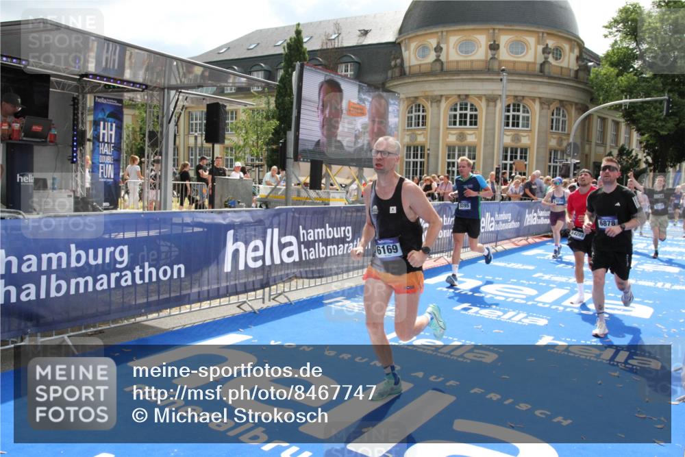 29.06.2025 - hella hamburg halbmarathon Michael Strokosch http://msf.ph/oto/8467747 29.06.2025 10:34:45 Ziel 1562, 5048, 5152, 5554, 6169, 6878, 8395, 12369, 14289, 14388, 14549, 14603, 15887, 17014, 18026, 18237 meine-sportfotos.de