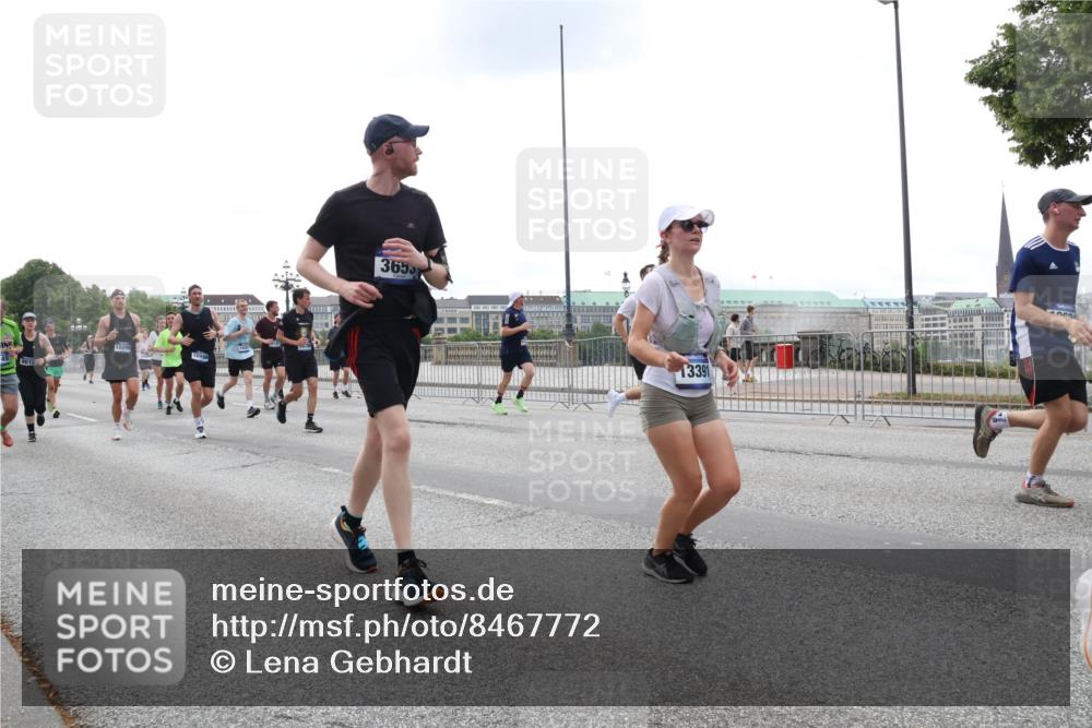29.06.2025 - hella hamburg halbmarathon Lena Gebhardt http://msf.ph/oto/8467772 29.06.2025 10:32:40 Lombardsbrücke 9010, 16898, 3655, 13391, 1078, 1199, 1237, 1640, 1732, 1987, 2059, 2276, 2349, 2943, 3022, 3365, 3422, 3653, 3660, 3670, 3707, 3708, 3753, 3778, 4365, 4446, 4555, 4605, 4857, 5783, 5871, 5941, 6040, 6228, 6312, 6315, 6861, 7308, 7309, 7387, 7468, 7531, 7633, 7702, 7749, 7750, 8124, 8127, 8170, 8175, 8303, 8625, 8787, 8839, 8840, 8914, 8993, 9010, 9034, 9125, 9188, 9206, 9542, 9768, 10002, 10013, 10048, 10277, 11756, 12423, 12424 meine-sportfotos.de