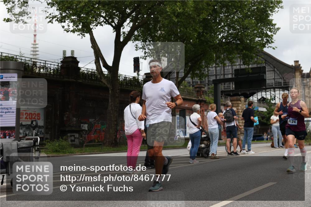 29.06.2025 - hella hamburg halbmarathon Yannick Fuchs http://msf.ph/oto/8467777 29.06.2025 10:57:25 20KM 1184, 1316, 1722, 1724, 1940, 1992, 2424, 3360, 4370, 4665, 5305, 5511, 5734, 6631, 7243, 7333, 8469, 8478, 8822, 9124, 9439, 9681, 9899, 10128, 10766, 10866, 11402, 11527, 12316, 12513, 13528, 13551, 14313, 15137, 15516, 15550, 16371, 16426, 16478, 16639, 16872, 17071, 17757, 17890, 17894, 18028, 18122, 18355, 18359, 18452 meine-sportfotos.de