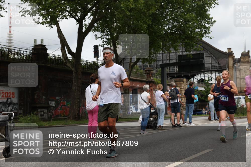 29.06.2025 - hella hamburg halbmarathon Yannick Fuchs http://msf.ph/oto/8467809 29.06.2025 10:57:25 20KM 1184, 1316, 1722, 1724, 1940, 1992, 2424, 3360, 4370, 4665, 5305, 5511, 5734, 6631, 7243, 7333, 8469, 8478, 8822, 9124, 9439, 9681, 9899, 10128, 10766, 10866, 11402, 11527, 12316, 12513, 13528, 13551, 14313, 15137, 15516, 15550, 16371, 16426, 16478, 16639, 16872, 17071, 17757, 17890, 17894, 18028, 18122, 18355, 18359, 18452 meine-sportfotos.de