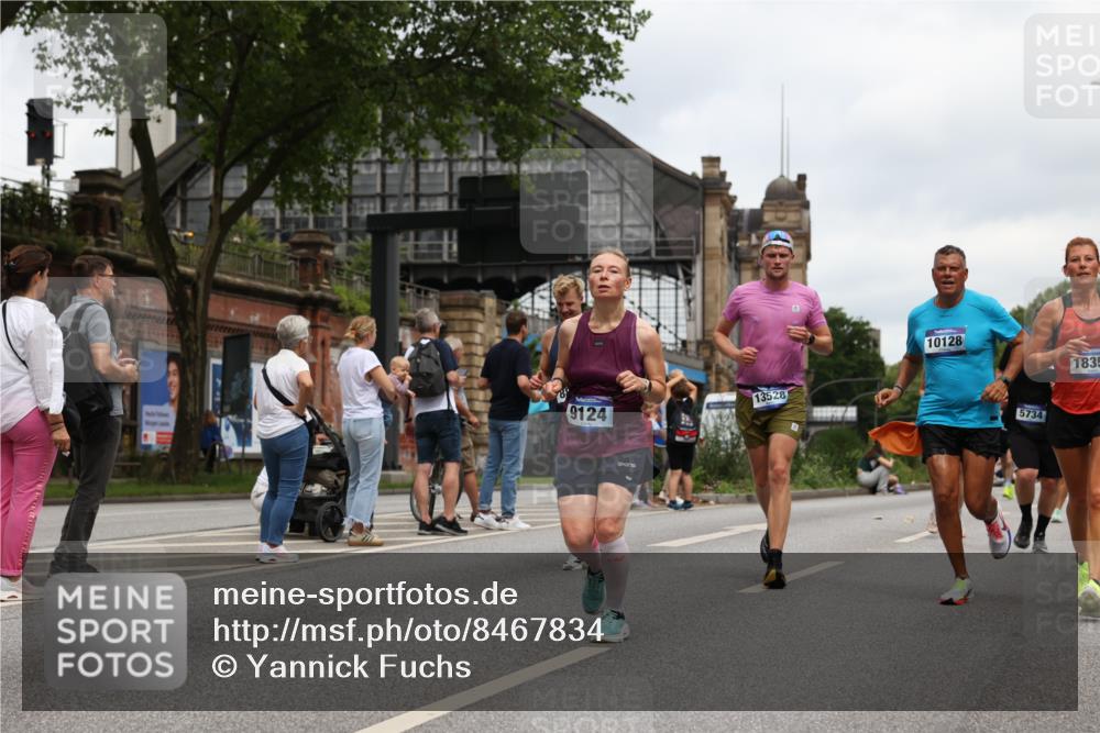 29.06.2025 - hella hamburg halbmarathon Yannick Fuchs http://msf.ph/oto/8467834 29.06.2025 10:57:25 20KM 1184, 1316, 1722, 1724, 1940, 1992, 2424, 3360, 4370, 4665, 5305, 5511, 5734, 6631, 7243, 7333, 8469, 8478, 8822, 9124, 9439, 9681, 9899, 10128, 10766, 10866, 11402, 11527, 12316, 12513, 13528, 13551, 14313, 15137, 15516, 15550, 16371, 16426, 16478, 16639, 16872, 17071, 17757, 17890, 17894, 18028, 18122, 18355, 18359, 18452 meine-sportfotos.de