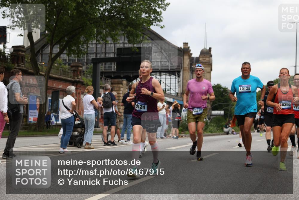 29.06.2025 - hella hamburg halbmarathon Yannick Fuchs http://msf.ph/oto/8467915 29.06.2025 10:57:25 20KM 1184, 1316, 1722, 1724, 1940, 1992, 2424, 3360, 4370, 4665, 5305, 5511, 5734, 6631, 7243, 7333, 8469, 8478, 8822, 9124, 9439, 9681, 9899, 10128, 10766, 10866, 11402, 11527, 12316, 12513, 13528, 13551, 14313, 15137, 15516, 15550, 16371, 16426, 16478, 16639, 16872, 17071, 17757, 17890, 17894, 18028, 18122, 18355, 18359, 18452 meine-sportfotos.de